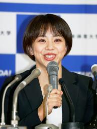 <p>　現役引退の記者会見で笑顔を見せる体操女子の村上茉愛＝８日午後、横浜市の日体大健志台キャンパス</p>