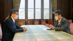 <p>　新型コロナ経済対策について会談する自民・茂木（右）、公明・石井の両党幹事長＝８日午後、国会</p>