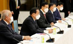 <p>　新しい資本主義実現会議であいさつする岸田首相（手前から２人目）＝８日午後、首相官邸</p>