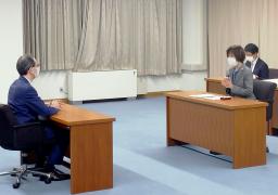 <p>　福島県の内堀雅雄知事（左）と意見交換する堀内ワクチン相＝８日午後、福島県庁</p>