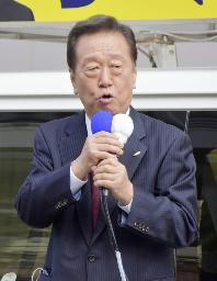 <p>　地元で第一声を上げる立憲民主党の小沢一郎氏＝１０月１９日、岩手県奥州市</p>