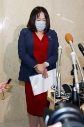 <p>　正副議長との面会を終え、取材に応じる木下富美子都議＝９日午後、東京都議会</p>