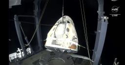 <p>　米フロリダ州沖のメキシコ湾に着水し、引き上げられる宇宙船クルードラゴン２号機＝８日（ＮＡＳＡテレビから）</p>