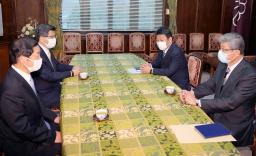 <p>　会談に臨む自民党の茂木幹事長（奥右）と公明党の石井幹事長（同左）ら＝９日午後、国会</p>