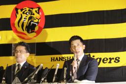 <p>　藤原崇起オーナーにシーズン終了を報告し、記者会見する阪神・矢野監督（右）＝９日、大阪市</p>