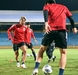 <p>　ベトナム戦に向け、調整する浅野（左）ら＝ハノイ（（Ｃ）ＪＦＡ）</p>