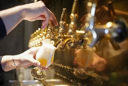 <p>　緊急事態宣言が解除された名古屋市内のバーで、グラスに注がれるビール＝１０月１日午後</p>