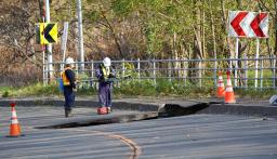 <p>　道路が陥没した現場＝１１日午後１時ごろ、北海道三笠市</p>