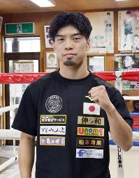 <p>　ポーズをとる田中恒成＝１１日（畑中ジム提供）</p>