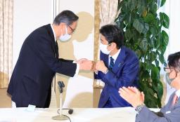 <p>　細田派の総会で、細田博之衆院議長（左）とグータッチを交わす安倍元首相＝１１日午前、東京・永田町の自民党本部</p>