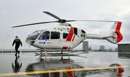 <p>　「空飛ぶ車」の実証実験で、高層ビルの屋上に着陸したヘリコプター＝１１日午後、大阪市</p>
