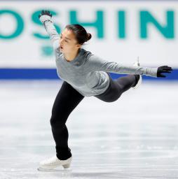 <p>　公式練習で調整する坂本花織＝国立代々木競技場</p>
