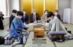 <p>　将棋の第３４期竜王戦７番勝負の第４局で、対局する豊島将之竜王（左）と藤井聡太三冠＝１２日午前、山口県宇部市（代表撮影）</p>