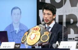 <p>　ゲンナジー・ゴロフキン（左のモニター）との王座統一戦に向け、記者会見するＷＢＡミドル級スーパー王者の村田諒太＝１２日、東京都港区</p>