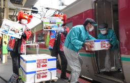 <p>　鳥取県のＪＲ米子駅で特急「やくも」に積まれるズワイガニ＝１２日午前</p>