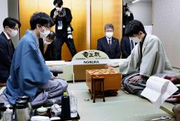 <p>　第３４期竜王戦７番勝負第４局の２日目、豊島将之竜王（左）と対局する藤井聡太三冠＝１３日午前、山口県宇部市（代表撮影）</p>