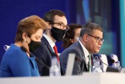 <p>　英国で開催中のＣＯＰ２６で発言するシャーマ議長（手前から３人目）＝１２日、グラスゴー（ＡＰ＝共同）</p>
