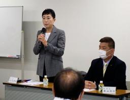 <p>　立憲民主党の大阪府連会合であいさつする辻元清美氏（左）＝１３日午前、大阪市</p>