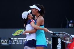 <p>　ＷＴＡファイナルで準決勝進出が決め、抱き合って喜ぶ青山修子（左）と柴原瑛菜＝１２日、グアダラハラ（ゲッティ＝共同）</p>