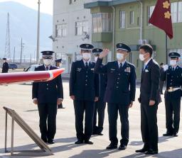 <p>　航空自衛隊防府北基地を視察する岸防衛相（手前右）＝１４日午前、山口県防府市</p>