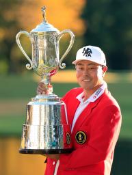<p>　通算６アンダーで優勝し、トロフィーを手にする谷原秀人＝太平洋クラブ御殿場</p>