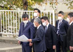 <p>　横田めぐみさんが拉致されたとみられる現場周辺を視察する松野官房長官（左端）＝１４日午後、新潟市</p>