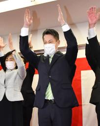<p>　広島県知事選で４選を確実にし、万歳する湯崎英彦氏（中央）＝１４日夜、広島市</p>