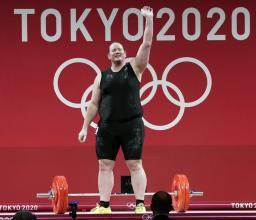 <p>　東京五輪の重量挙げ女子８７キロ超級で競技を終え、手を振るニュージーランドのローレル・ハバード＝８月、東京国際フォーラム</p>