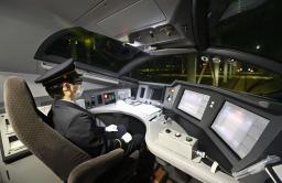 <p>　報道陣に公開された新幹線の自動運転試験。緊急時に備え運転士が乗車しているが、無人運転を目標としている＝１７日未明、新潟市</p>