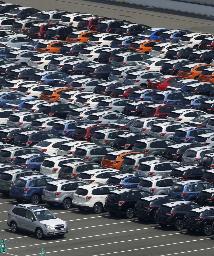<p>　輸出を待つ自動車</p>