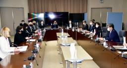 <p>　会談する萩生田経産相（右端）と米通商代表部のタイ代表（左から２人目）＝１７日午前、経産省</p>