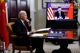 <p>　１５日、米ホワイトハウスで、中国の習近平国家主席とのオンライン会談に臨むバイデン大統領＝ワシントン（ロイター＝共同）</p>
