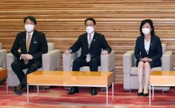 <p>　閣議に臨む（左から）林外相、岸田首相、野田地方創生相＝１９日午前、首相官邸</p>