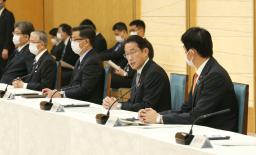 <p>　経済安全保障推進会議の初会合であいさつする岸田首相（右から２人目）＝１９日午前、首相官邸</p>