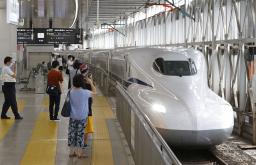 <p>　新幹線「のぞみ」＝２０２０年７月、ＪＲ博多駅</p>