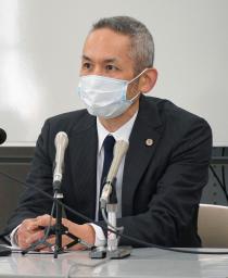 <p>　県警の捜査に抗議声明を発表し、記者会見する富山県弁護士会の足立政孝会長＝１９日午前、富山市</p>