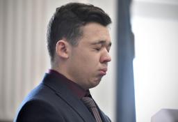 <p>　１９日、米中西部ウィスコンシン州ケノーシャの裁判所で、無罪評決を受けたカイル・リッテンハウスさん（ロイター＝共同）</p>