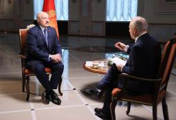 <p>　英ＢＢＣ放送のインタビューを受けるベラルーシのルカシェンコ大統領（左）＝１９日、ミンスク（タス＝共同）</p>
