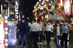 <p>　飲食店街を行き交う人たち</p>