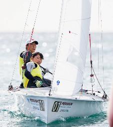 <p>　セーリングの全日本４７０級選手権で優勝した岡田奎樹（左）、吉岡美帆組＝江の島ヨットハーバー沖（日本４７０協会提供）</p>