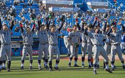 神奈川大にサヨナラ勝ちし、喜ぶ慶大ナイン＝神宮