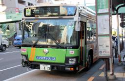 <p>　乗用車と衝突した都営バス＝２６日午前、東京都北区</p>