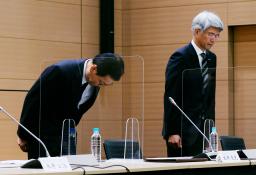 <p>　金融庁から業務改善命令を受け、記者会見で謝罪するみずほフィナンシャルグループの坂井辰史社長（左）とみずほ銀行の藤原弘治頭取＝２６日夜、東京・丸の内</p>