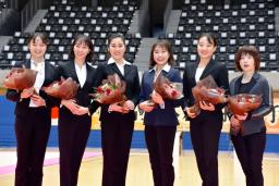 <p>　新体操の引退セレモニーに臨んだ（左から）皆川夏穂、杉本早裕吏、松原梨恵、横田葵子、熨斗谷さくら、山崎浩子・前強化本部長＝２６日、高崎アリーナ</p>