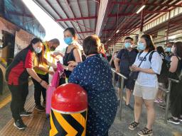 <p>　２９日、マレーシアに向かう専用バスに乗り込むシンガポールの乗客ら（共同）</p>