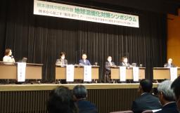<p>　シンポジウムで発言する登壇者＝１９日午後、熊本市</p>