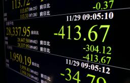 <p>　日経平均株価の下げ幅が前週末終値と比べ一時４００円を超えたことを示すモニター＝２９日午前、東京・東新橋</p>