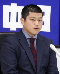 <p>　１６日、契約更改後の記者会見で中傷被害について話すプロ野球中日の福敬登投手＝ナゴヤ球場</p>