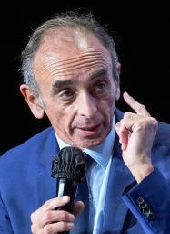 <p>　パリ近郊ベルサイユでの集会で話す著名評論家エリック・ゼムール氏＝１０月（ＡＰ＝共同）</p>