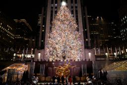 <p>　１日、米ニューヨークで、点灯された巨大クリスマスツリー（ＡＰ＝共同）</p>
